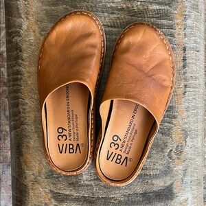 VIBA Women's Roma clog in tan